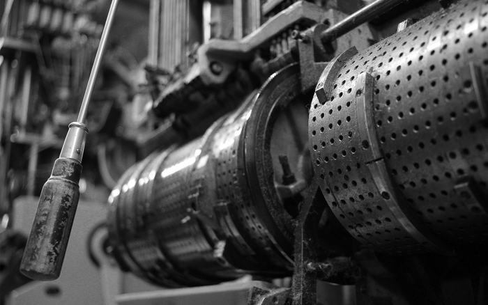 昭和時代のダブルシリンダー編み機 東洋繊維では現在も旧式編み機を整備しながら靴下を生産している（岐阜県関市）