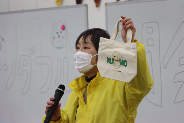 学生がデザインしたキャラクター付き散歩バッグ