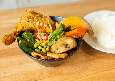 14種の野菜に人気のトッピング「チキンレッグ」を載せた一品。この野菜の多さで女性客も多くつかんでいる