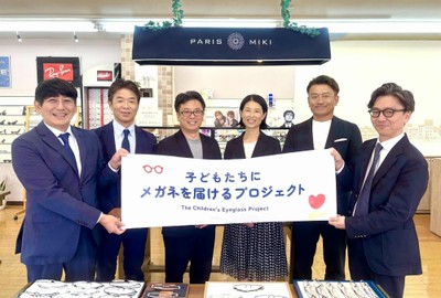 (写真左より)パリミキ西中国ジェネラルマネージャー 柳谷 任宣、パリミキ 代表取締役社長 恒吉 裕司、特定非営利活動法人コネクト・ワン理事長 藤本 真樹 様 ひとり親支援団体.Style(ドットスタイル)代表 小西 凡子 様、極東ホールディングス株式会社代表取締役 鳴本 聡一郎 様、パリミキ 営業本部長成尾 斗夢