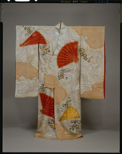 11.振袖 白綸子地檜扇橘模様