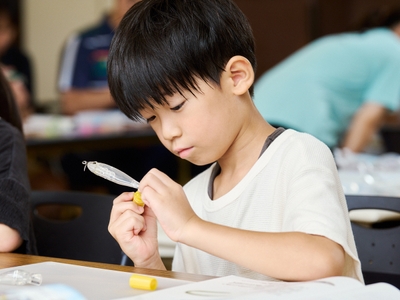 ルアーペインティングに真剣に取り組む子どもたち