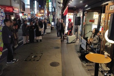 栄通りを行き交う人々が足を止めて耳を傾ける7DAYS1DAYのサプライズフリーライブ。※観客の方の顔が写っている箇所には、プライバシー保護の観点から一部ぼかし加工を施しています。