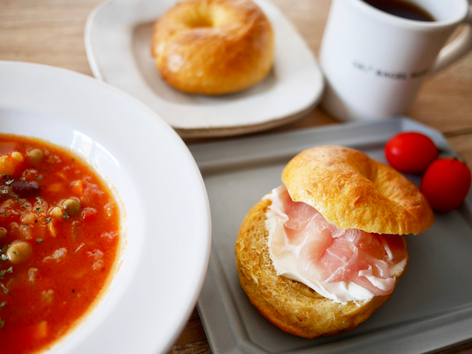 素材にこだわったベーグルがある朝食