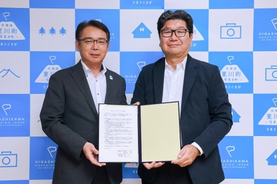 菊地 伸 東川町長(左)、一般社団法人アンカー 共同代表理事 横田 浩一 様(右)