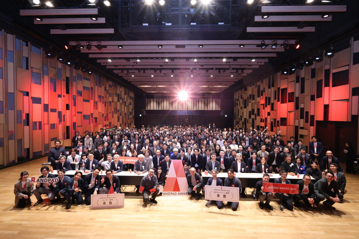 熱気に包まれた授賞式での記念集合写真。全国10万社以上のユーザーのたちと。地方発のデジタル経営のトップランナーとして、今後も建設業界全体の発展を牽引していきます。