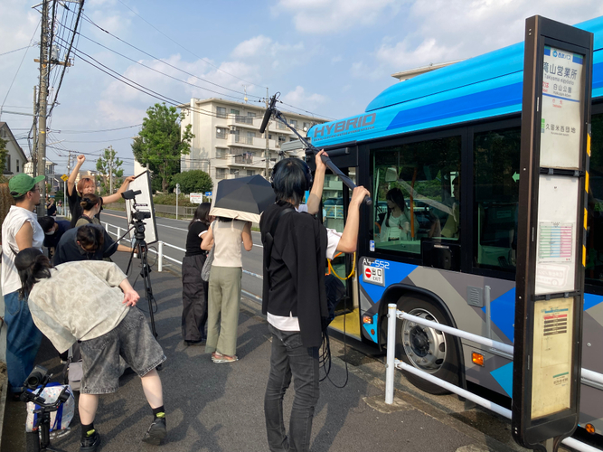 実際の停留所を使用した撮影の様子