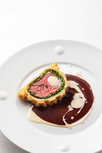 鳥取和牛オレイン55フィレ肉と原木椎茸「とっとり115」のパイ包焼き 赤ワインソースと千代むすびの香り