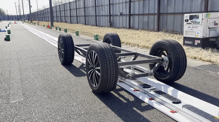 推力台車を下部に組み込んだ搬送車両