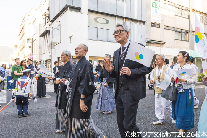 行進する臥雲市長と松重さん