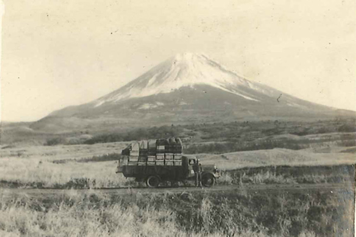 1931年、一群のミツバチとともに創業