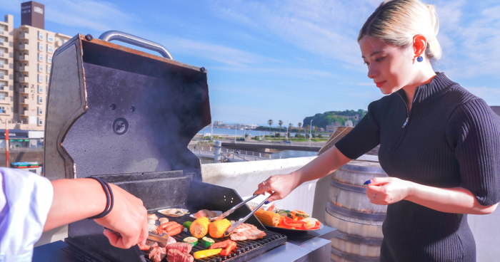 リバーサイド会場でBBQを行う様子