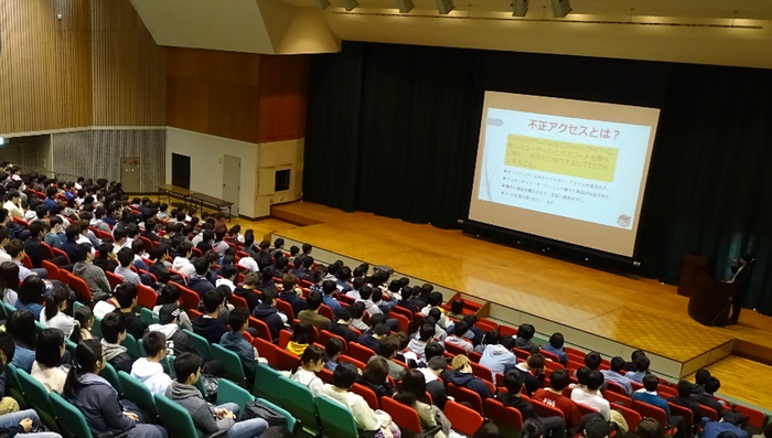 平成30年(2018年)に行われた東広島警察署による講習会「サイバー防犯講習会」の様子