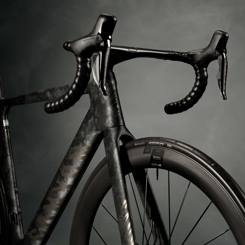 MyCanyon「ヘニゼ」は、隕石を思わせるエネルギーを感じさせるアートワーク