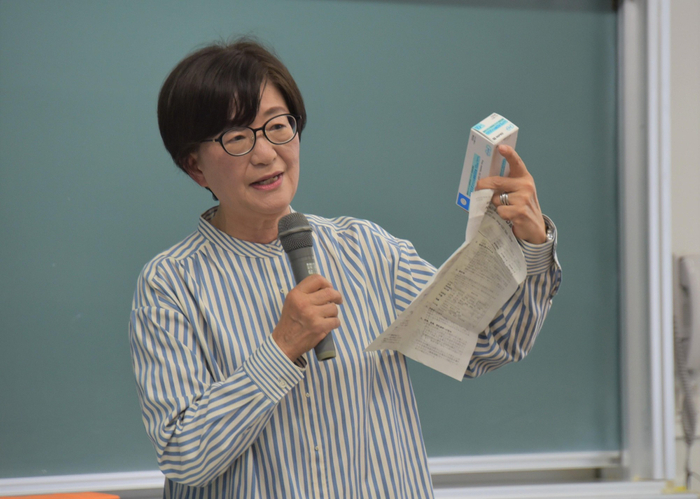薬局薬剤師の役割などを解説する浅井さん