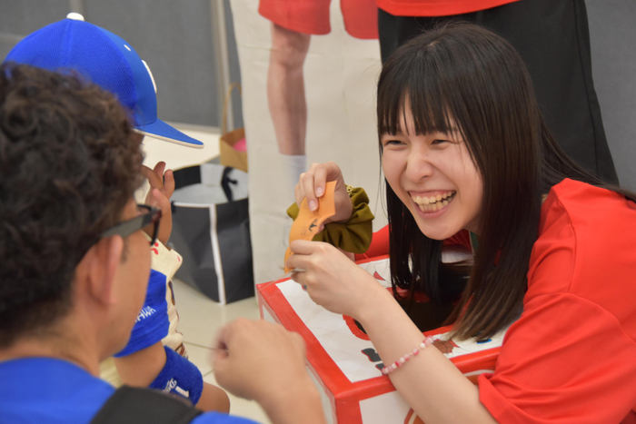 おみくじに笑顔で対応