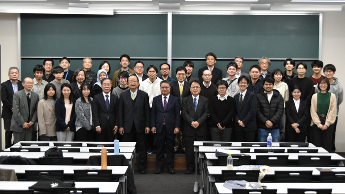 森和俊特任教授（前列中央）を囲んで