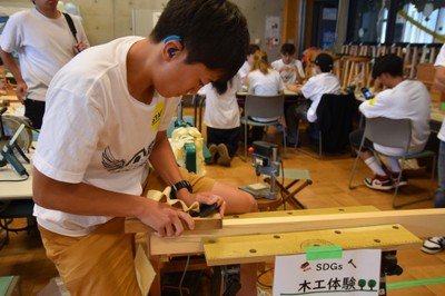 木を削って細長いひもを作る