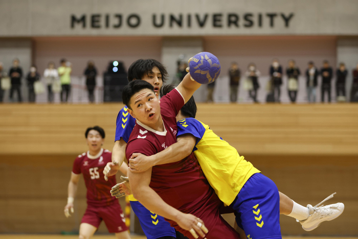 激しいぶつかり合い