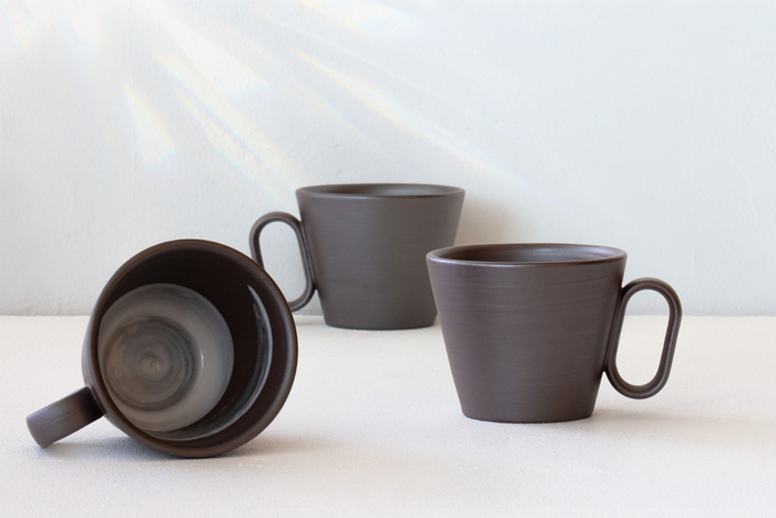 素材の表情を生かした「無地」と、内側に白釉を施した「中白」の2種を展開。それぞれ異なる趣を楽しめます。