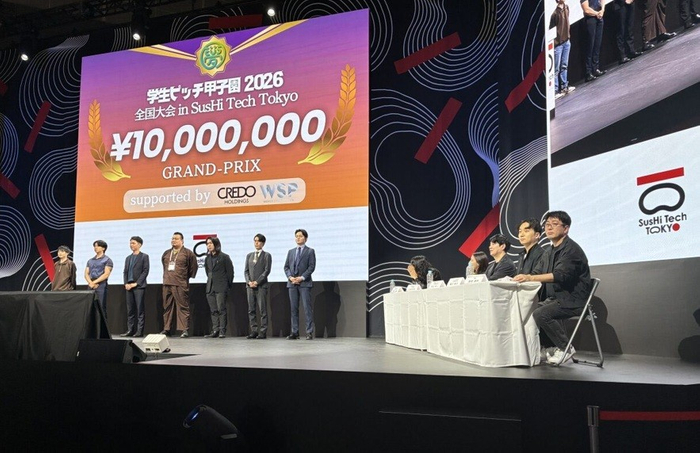 壇上に並んだ全国６地区の代表たち。毛利さんは左から2人目