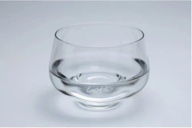 科学的に「刺激臭が減り」「フルーティーな香りが立つ」日本酒専用酒器SHUWANからグラスバージョンが登場！