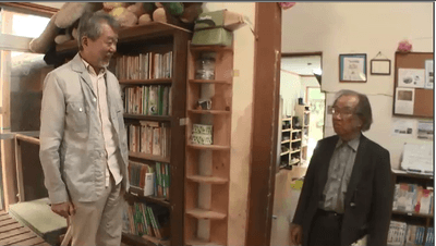 中岡さん(左)が堀さん(右)に報告を