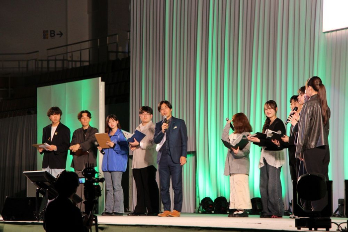 進行役の学生たち。石田敏之さん（中央）もＭＣに加わって軽やかに