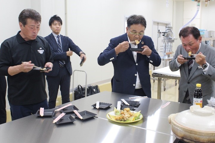 タマカイを試食する(右から)坂田町長、山本准教授、一人おいて金谷組合長