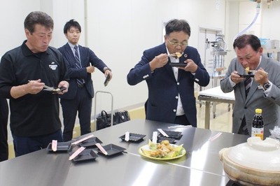 タマカイを試食する(右から)坂田町長、山本准教授、一人おいて金谷組合長