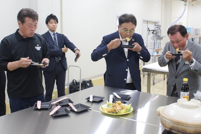 タマカイを試食する(右から)坂田町長、山本准教授、一人おいて金谷組合長
