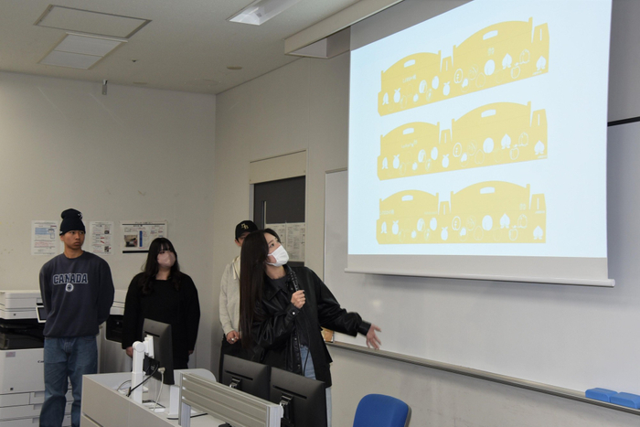 「しのおかの桃」の販売促進策を発表する３班