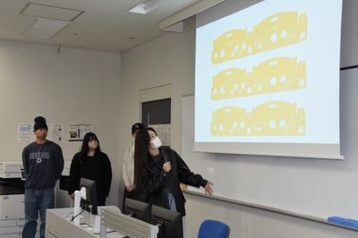 「しのおかの桃」の販売促進策を発表する3班
