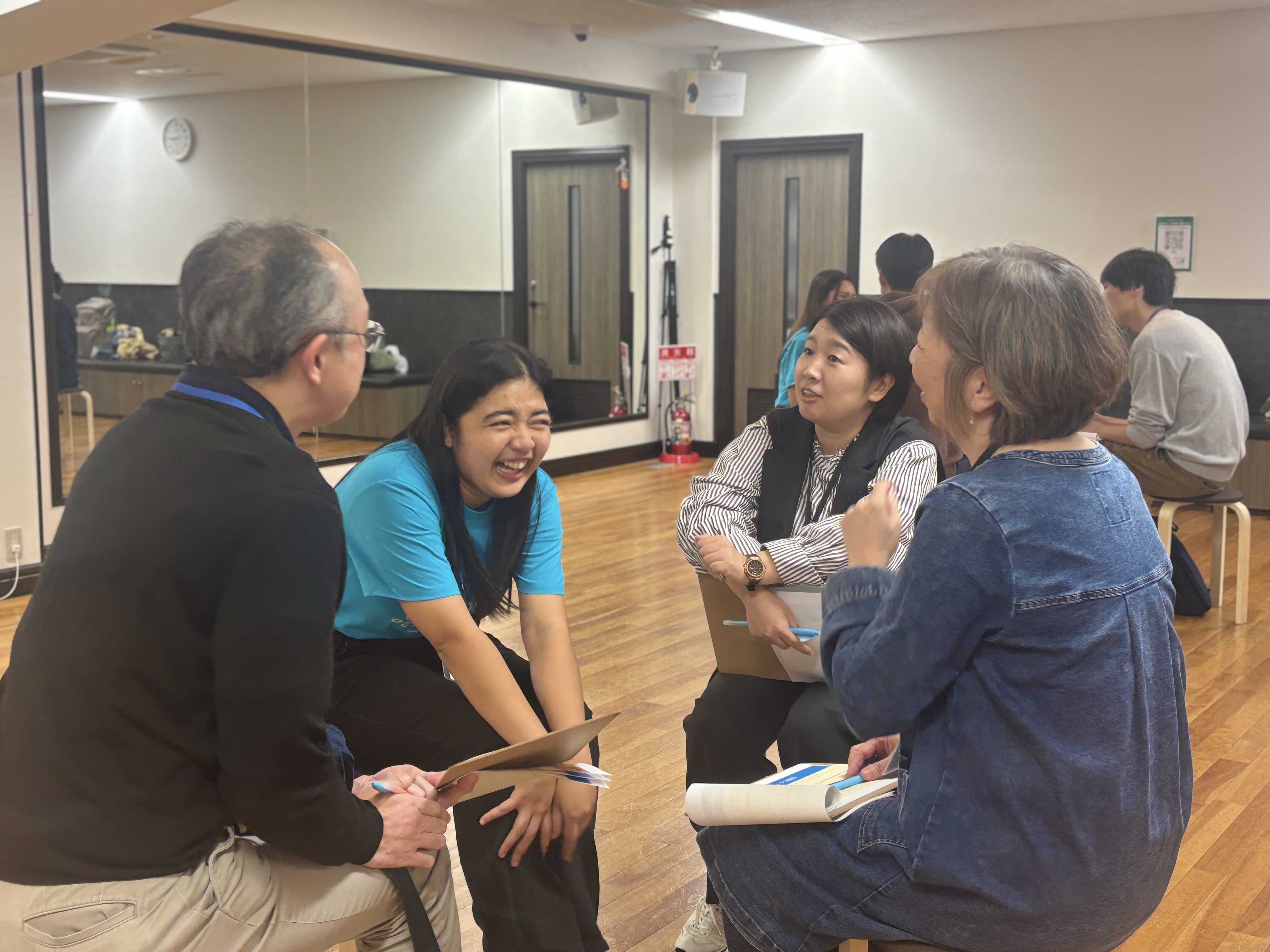 フィリピン人教師と参加者とのフリートークの様子