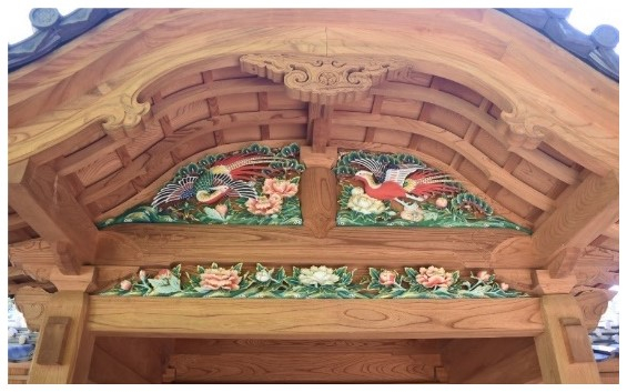 鮮やかな彩色が美しい唐門(背面)