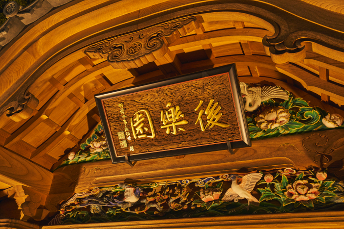 灯りに照らされた唐門