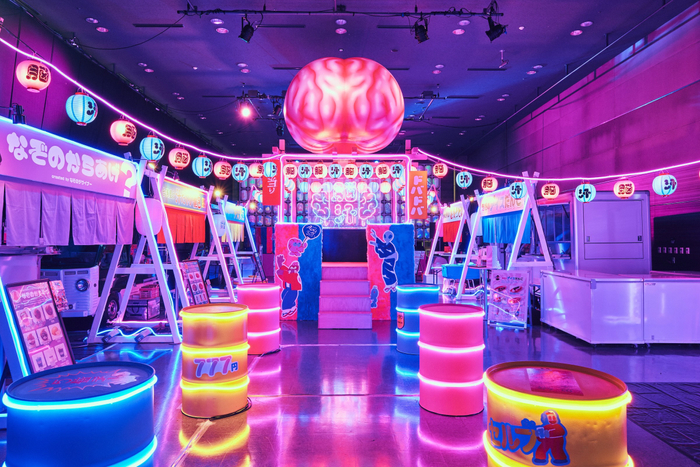 会場の中心にそびえ立つ約5.5mの「脳汁やぐら」