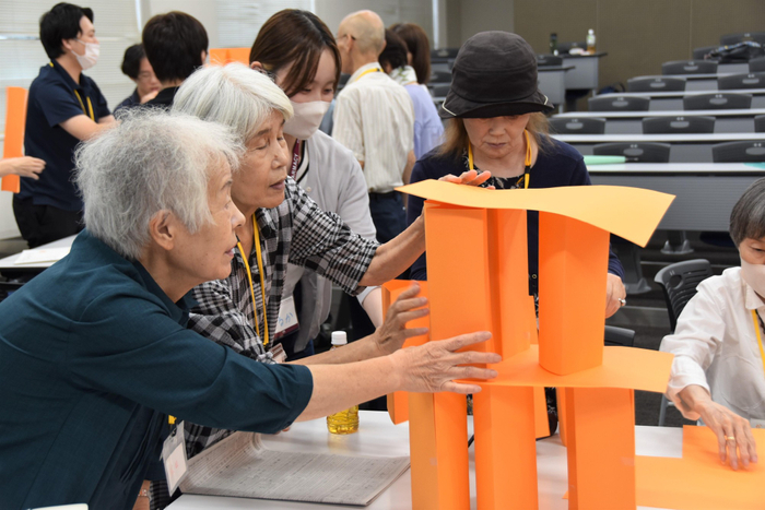 力を合わせてオレンジタワー作り