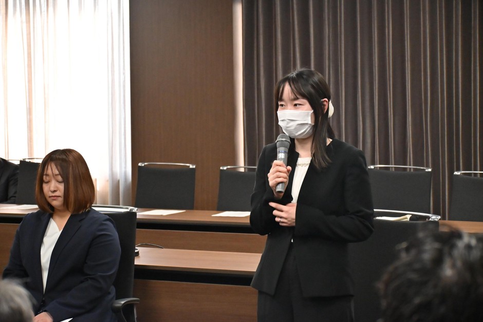 今後への決意を述べる河地助教