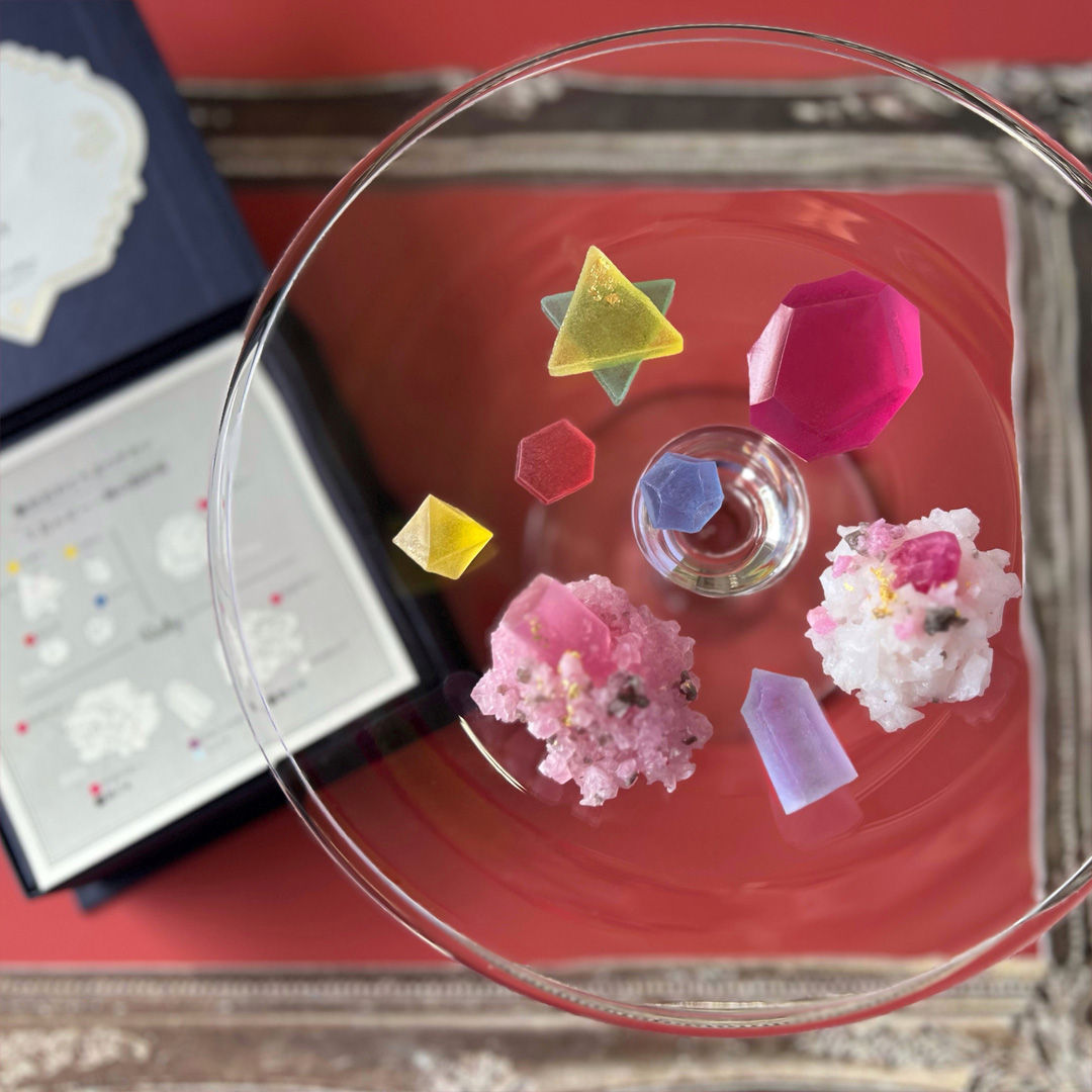 表面に薄い砂糖の膜が張り、本物の石のような風合いに