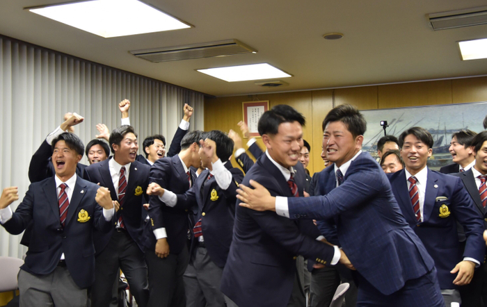 指名直後、山内コーチと抱き合う岩井投手
