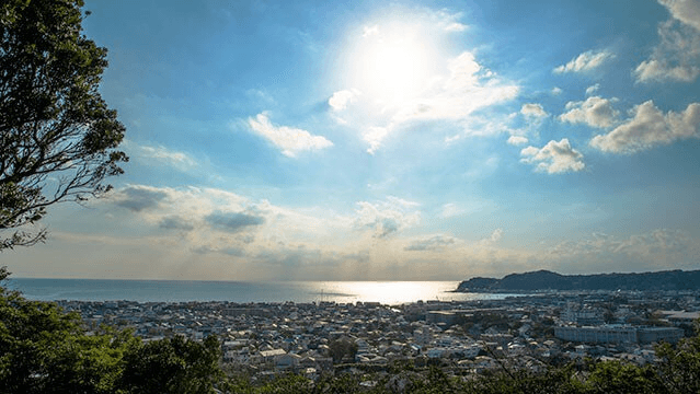 祇園山ハイキングコースに入り7~8分歩くと見晴台という鎌倉の海と街が一望できる風景に感動の涙が流れる