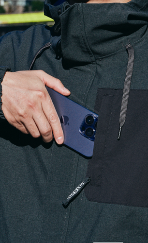 ジャケットは多彩なポケット採用