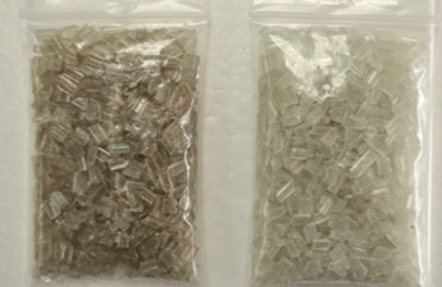 左：一般的な再生PSペレット　右：当社再生PSペレット