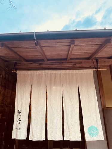 bistro yummy 外観　暖簾