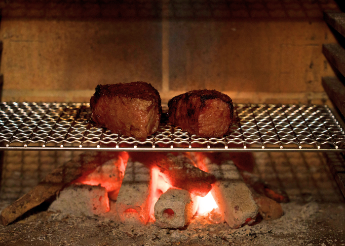 炉窯で焼き上げる  |  Grilled in a traditional kiln