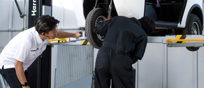 ビベルトライク本社　株式会社バブルにて整備を行うようす