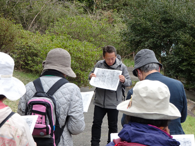 講師の解説を熱心に聞きます