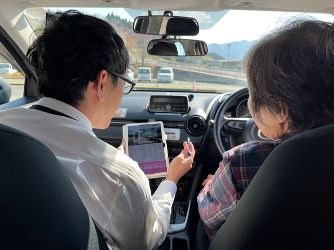 高齢者へのセフモを使用した指導シーン