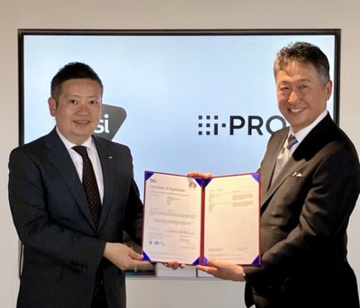 授与式にて 写真左からBSIジャパン 代表取締役社長 漆原 将樹、i-PRO 代表取締役社長 兼 CEO 中尾 真人様